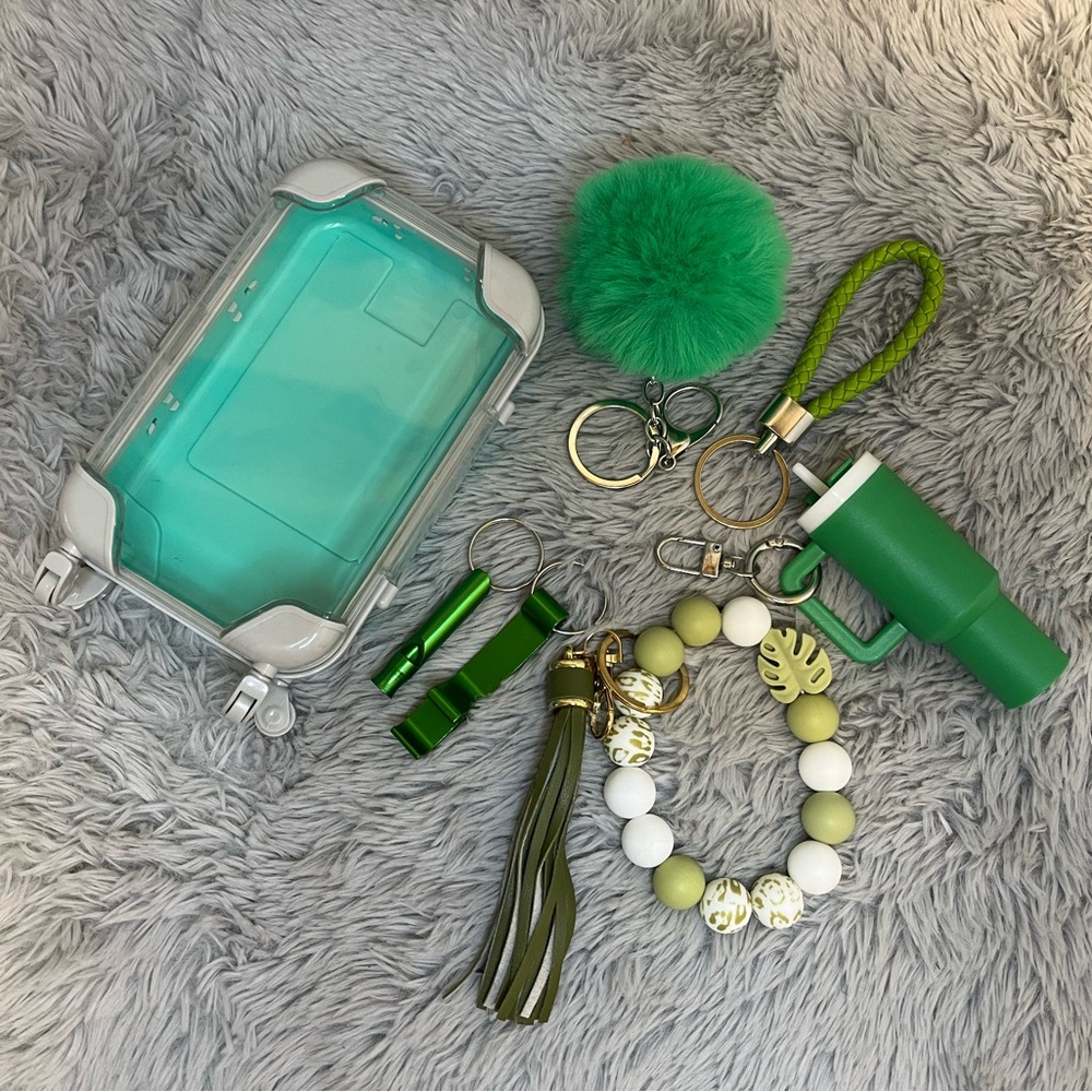 6pcs Green and White Accessoires Set with mini suitcase